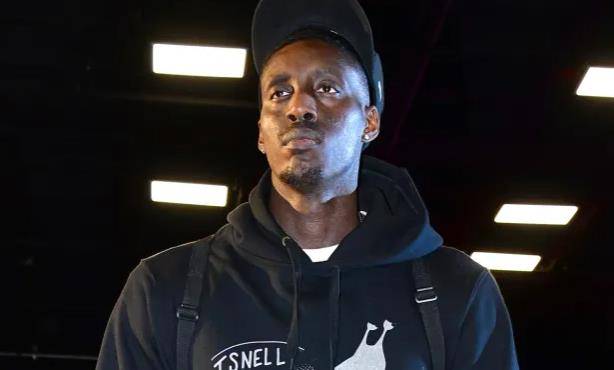 斯内尔在采访中透露因家人需要一份