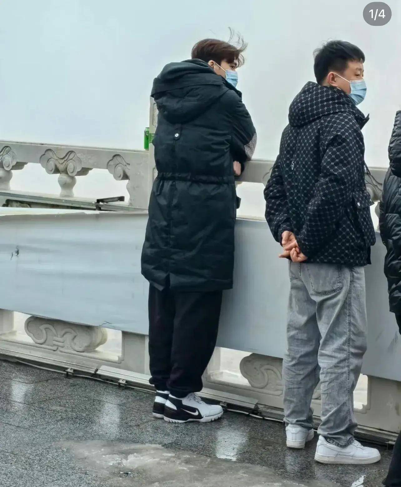 李易峰低调现身寺庙,驼背如路人,退圈后生活曝光_网友_健身房_运动