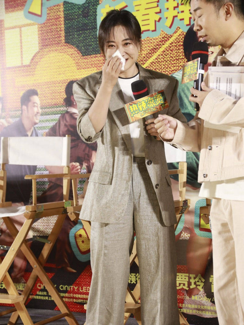 贾玲瘦身后成高奢品牌宠儿,一条黑长裤过万,全套行头六位数_价格_造型