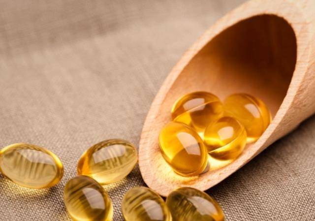 这晶莹剔透的黄色胶丸,质软如丝,内含维生素e与植物油的珍稀液体.