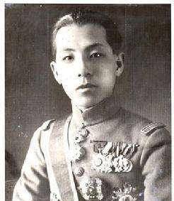 风流倜傥的国军少帅,却被溥仪的老婆玩弄感情,晚年不