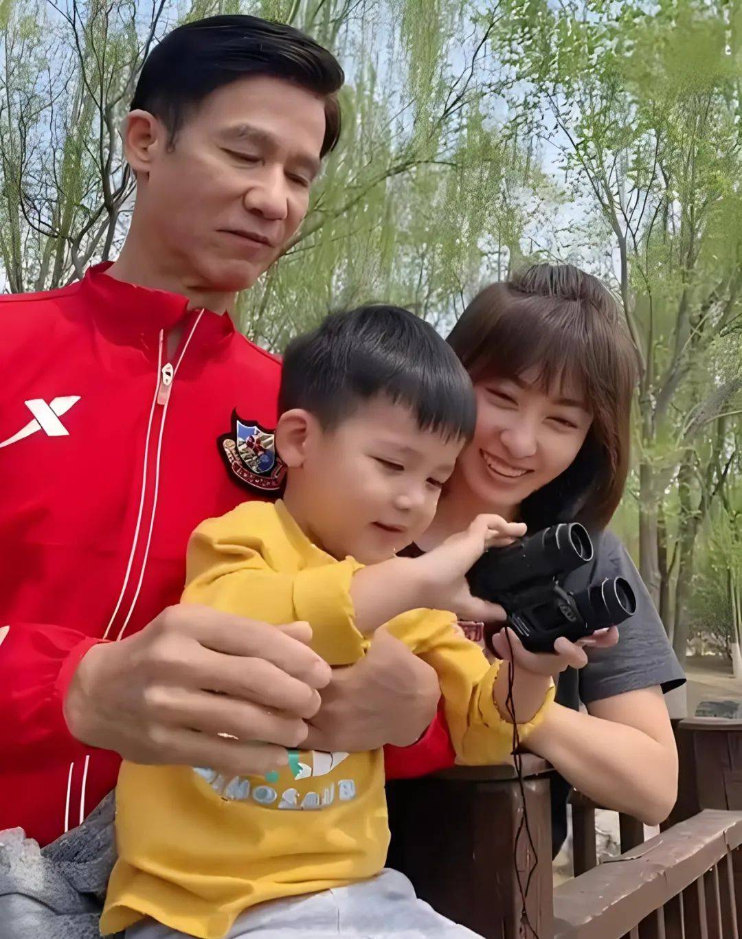 4位港星在内地过年:有人比岳父显老,有人带娇妻直播还怒怼网友_汤镇业