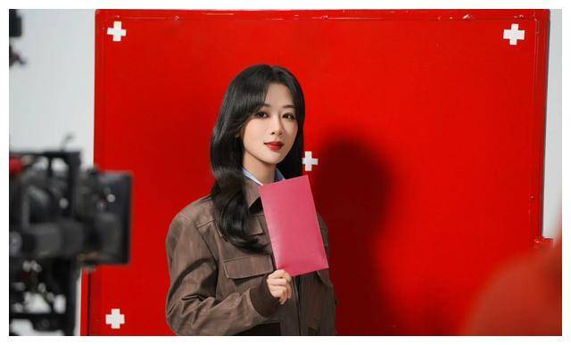 杨紫娇俏,杨幂红衣秀长腿,杨颖踏出保守!闺蜜大片!_照片_状态_情人节