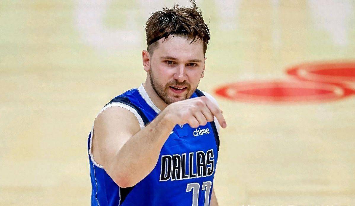 上个休赛期,杰伦·布朗与老东家波士顿凯尔特人队签订了一份价值3.