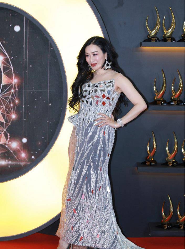 钟丽缇打扮大胆,外套"穿一半"秀吊带上衣,身材好得女生也心动_的设计