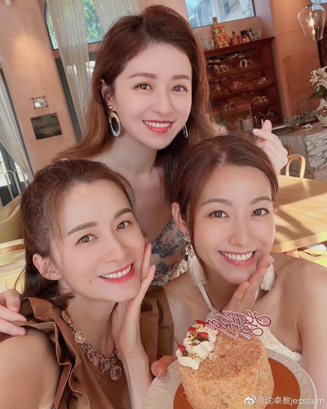 辣妈团聚新春拜年,陈自瑶沈卓盈徐淑敏似三胞胎,仨姊妹她最幸福_tvb