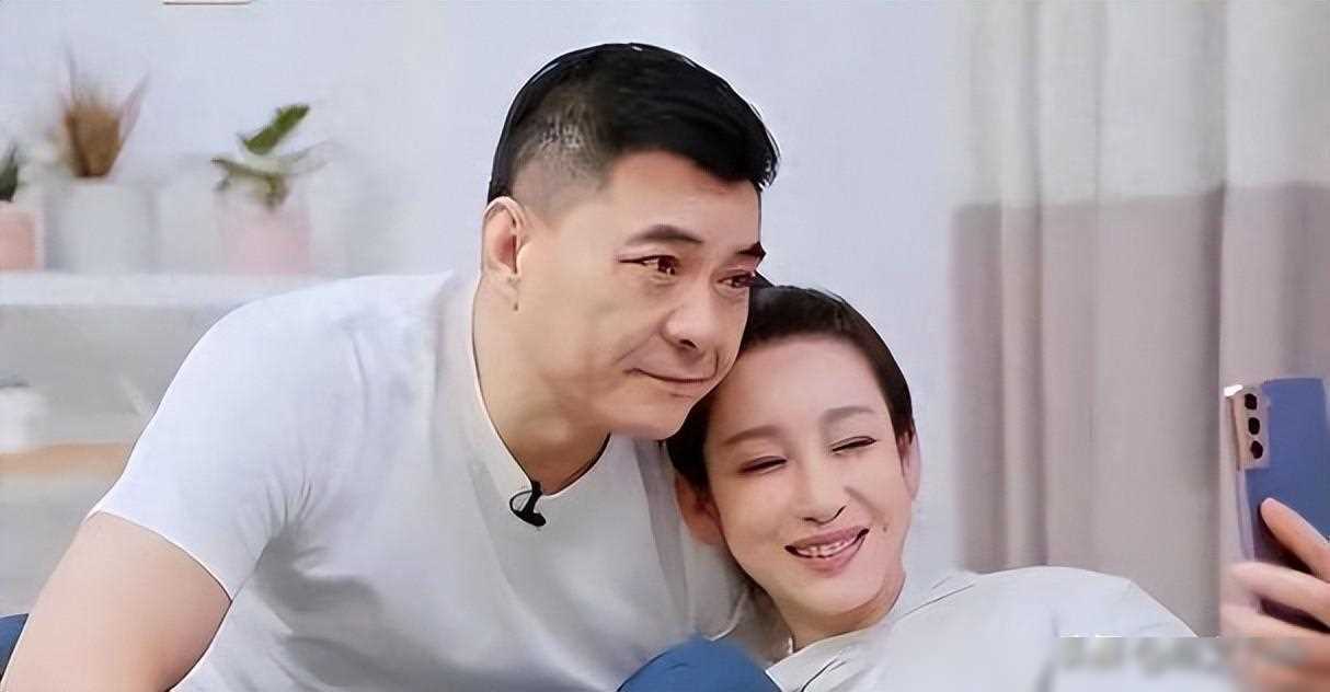 秦海璐"巨婴症儿子"已经9岁,一家人旅游被拍,家庭状态幸福_王新军