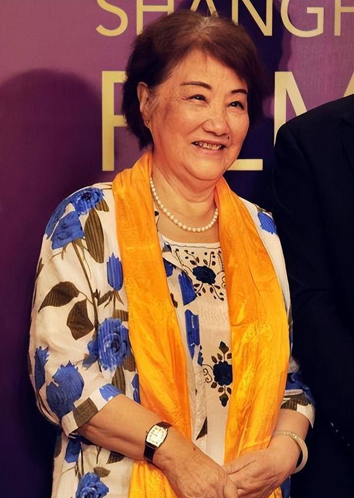 定居美国10余年,78岁却回国"捞金",她凭啥被称"人民家