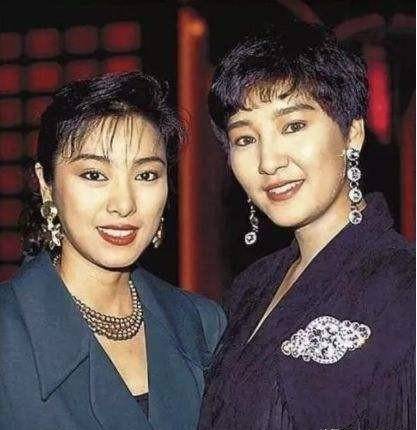 虽然雪梨年轻的时候曾经让哥哥张国荣心动,但是单论颜值,她离绝色美人