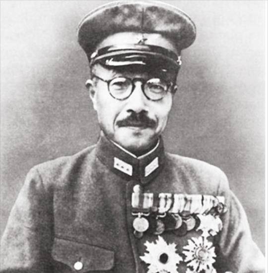 东条英机被绞死,伏法前留遗训:3子遵守数年,却被孙女