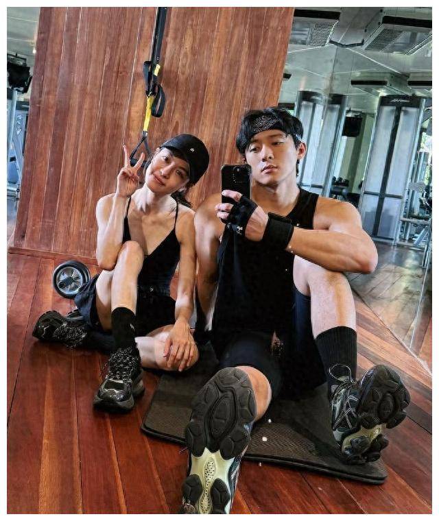 钟楚曦官宣恋情,健身房秀恩爱大!