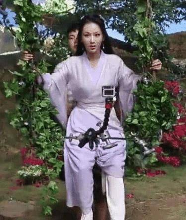 杨紫拍"荡秋千"戏份时为何只露上半身?看了全景,隔着