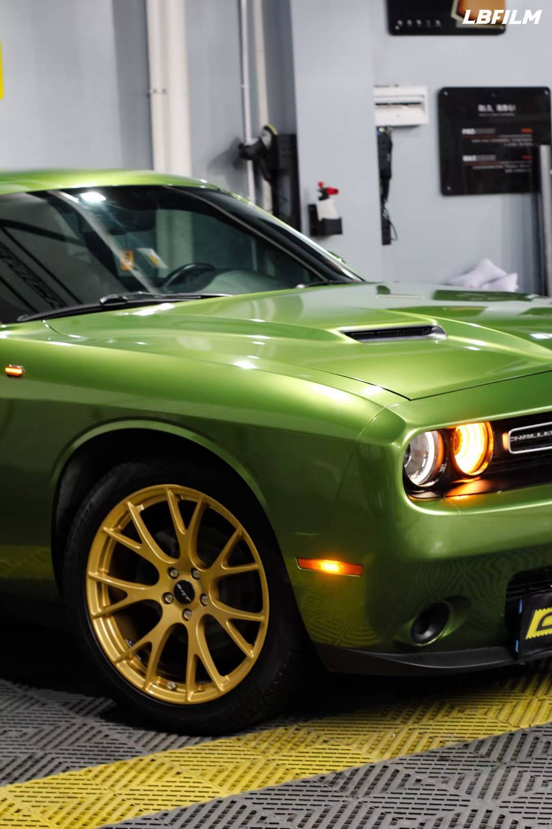 道奇挑战着lb改色膜原厂漆曼巴绿,如翡翠宝石般的颜色_搜狐汽车_搜狐