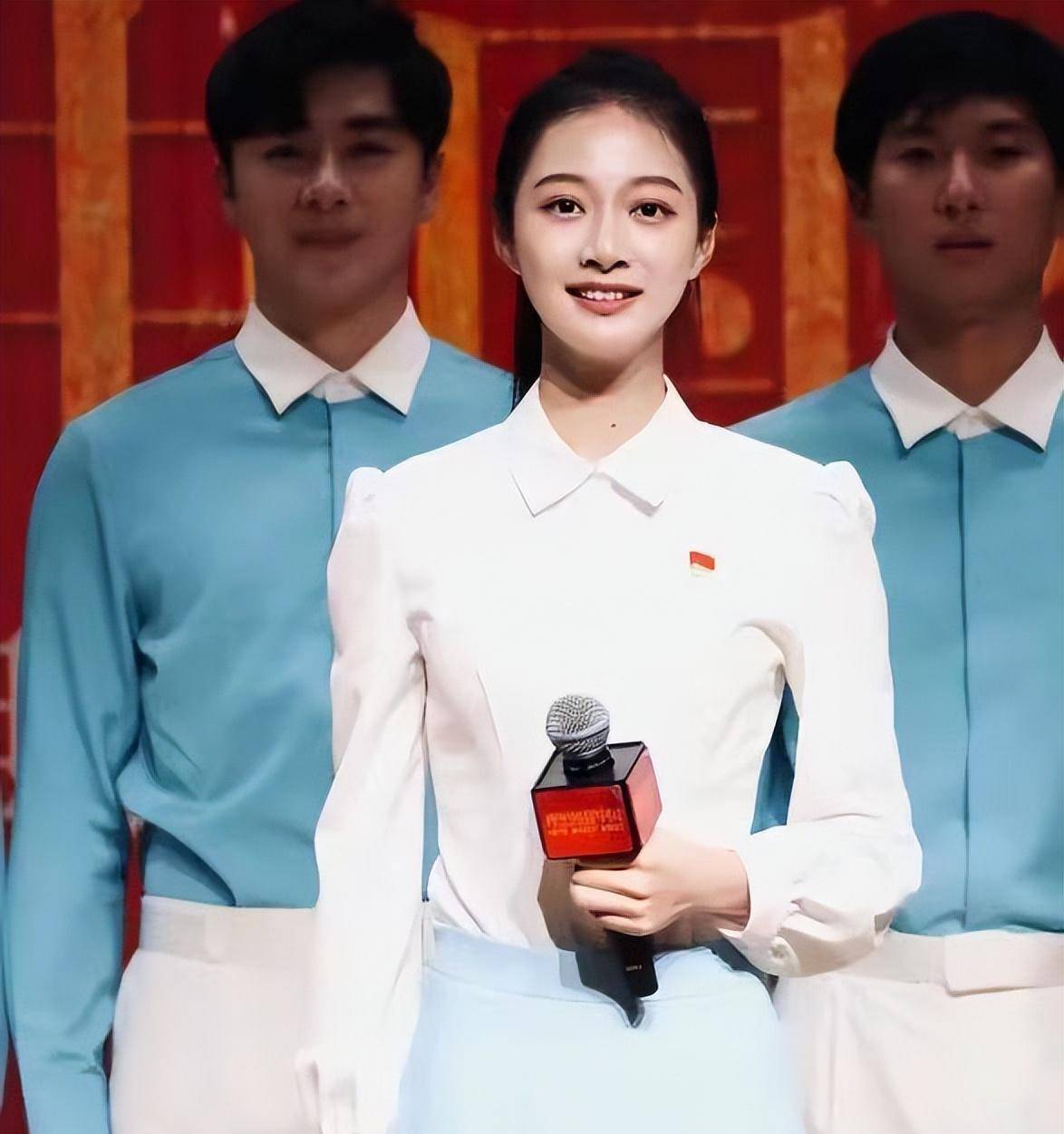 央视春晚:新人主持人冯琳惊艳亮相,会成为第二个董卿?