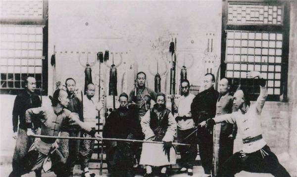 先后拜在了刘晓兰,孙立亭,形意拳创始人李老的门下,衣衫褴褛,较为