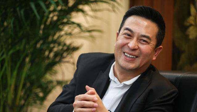 实力派演员张嘉译与网友合照被点赞,打扮亲民接地气_生活_张嘉益_明星