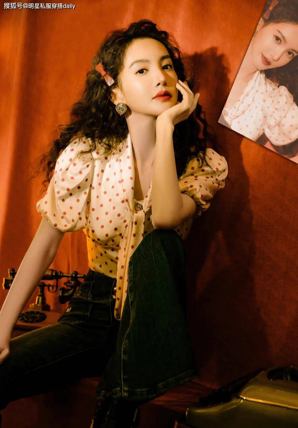 金晨港风卷发红唇美出新高度,搭配红色蝴蝶结发卡,明艳大气娇俏如少女