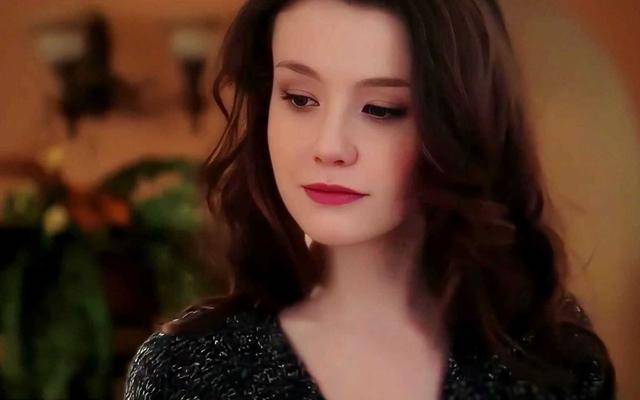 乌克兰"暗黑女神":艾米丽·布鲁姆,肢体柔软曾当过体操运动员_竞争