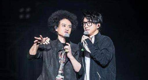 选秀歌手东拼西凑的歌一夜走红,放弃当选手摇身成为