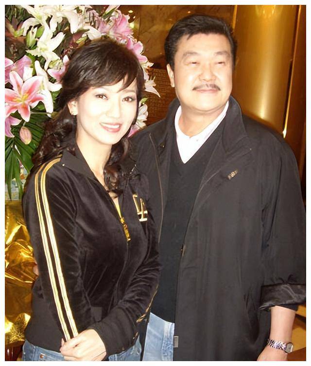 赵雅芝慰问老人,老奶奶倾诉年龄 - 赵雅芝姐姐:我已经65了!