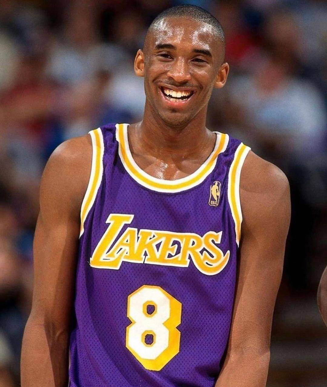 湖人队市中心球馆外为科比·布莱恩特伫立19英尺高的