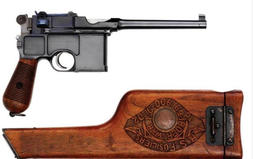 一支参加过布尔战争的毛瑟c96手枪及其枪套,属于皇家苏格兰燧发枪