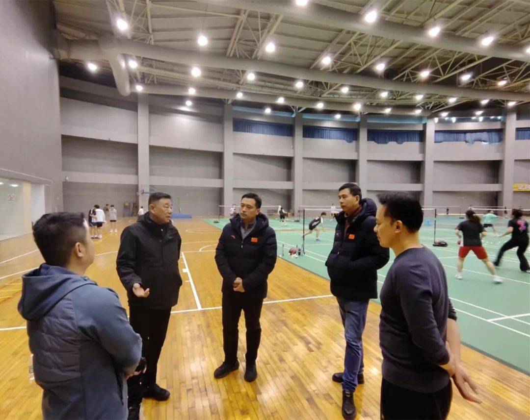 张松涛首先来到羽毛球馆观看了国青队队内循环赛,并与现场教练员亲切