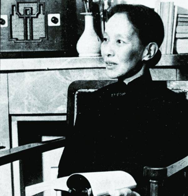 冰心冰心夫妇到达重庆时,由教育部政务次长顾毓琇等一班清华留美同学