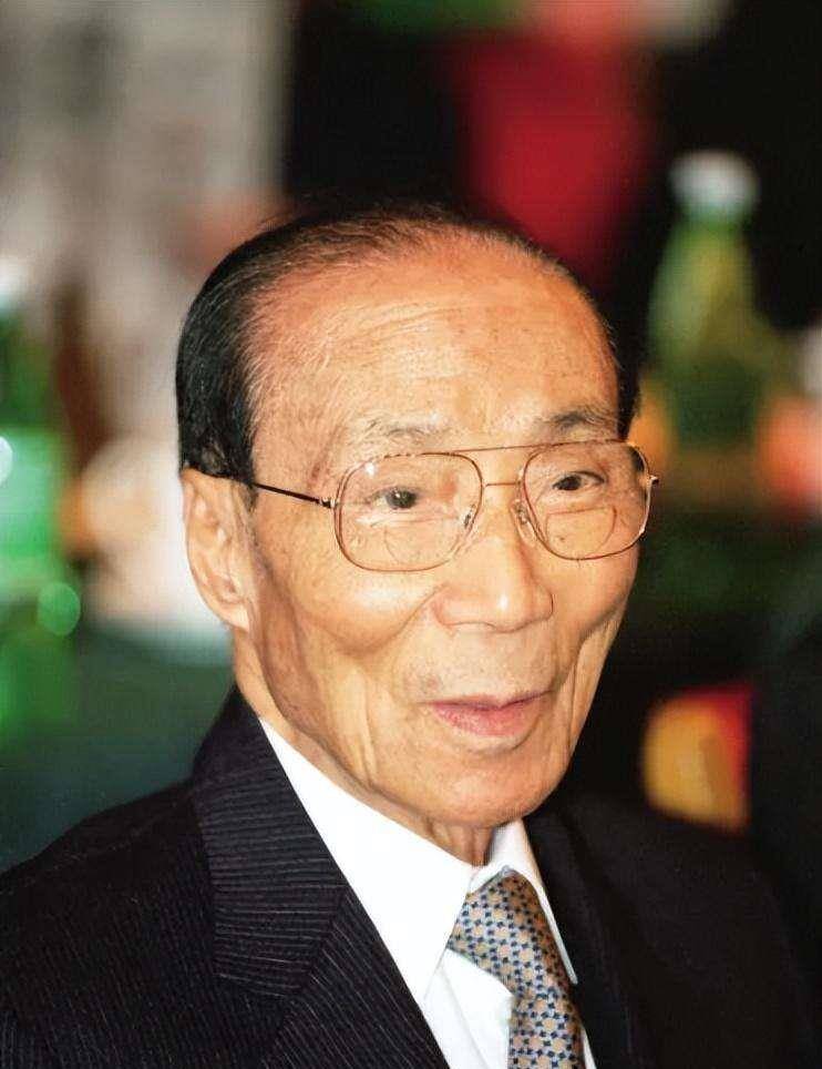 他生于清末,活到21世纪,身边美女如云,给大陆捐赠超过