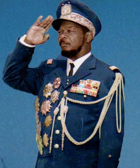 非洲暴君博卡萨:穷奢暴虐,娶18岁中国姑娘,加冕称帝无人光临_中非