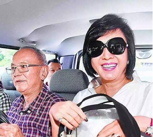 同是女儿母亲很重要:小龙女流浪街头,侯佩岑风光嫁入