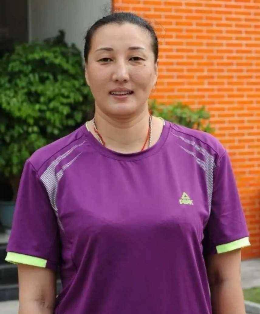 她曾是体育奥运冠军,退役后开饭店纹起大花臂,直到40