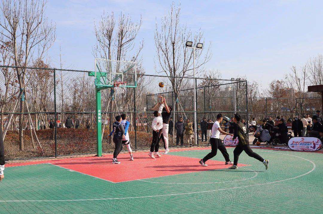 东明县2024快快乐乐过大年3v3篮球对抗赛在万福公园篮球场举行