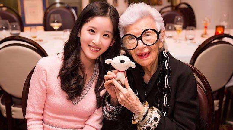 有一种"自黑"叫章泽天拍照,为了矮富太太一身,合影姿势成车祸现场