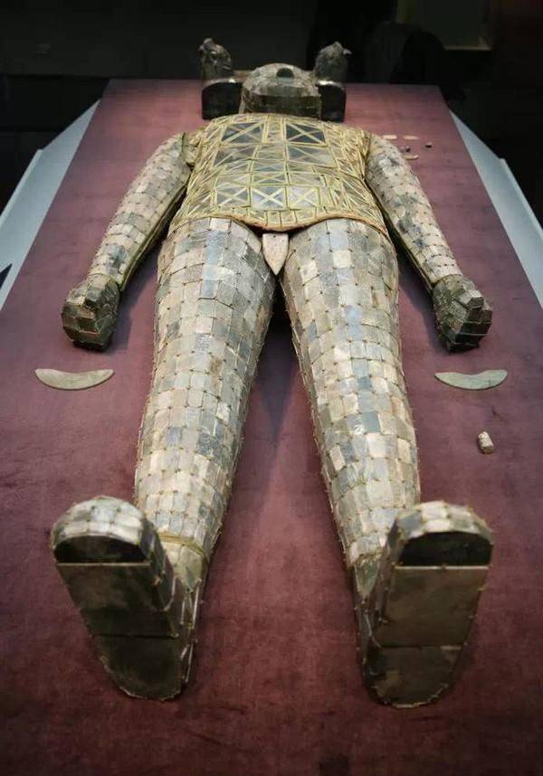 可是当时考古专家们在揭取"金缕玉衣"的时候却发现了诸多困难,比如"