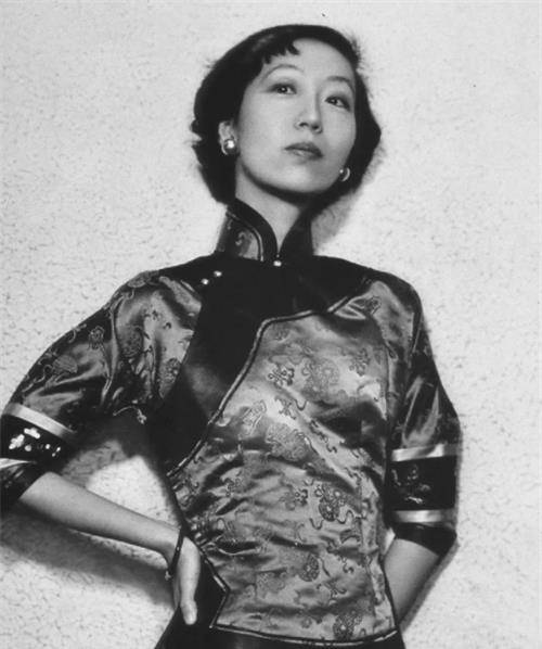 黄素琼在1920年生下了赫赫有名的女儿,也就是张爱玲,张爱玲在文学史