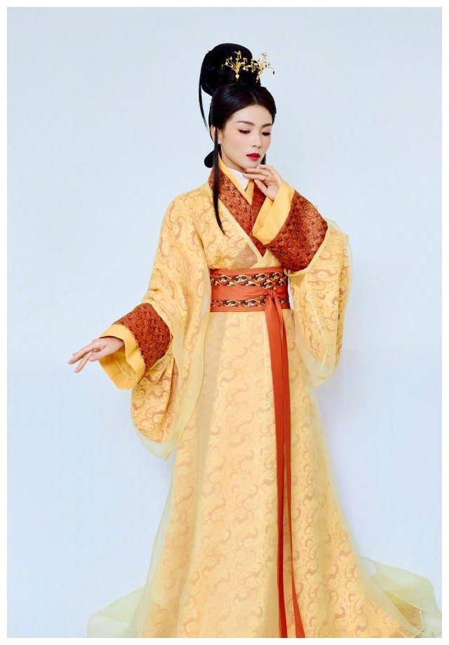 刘涛汉服春晚造型亮相,网友称为真正的国泰民安!_传统