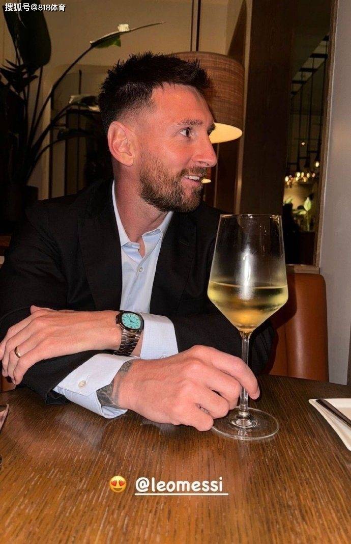 打扮十分俏丽,梅老板搂着安东内拉的蜂腰表情扮酷,而