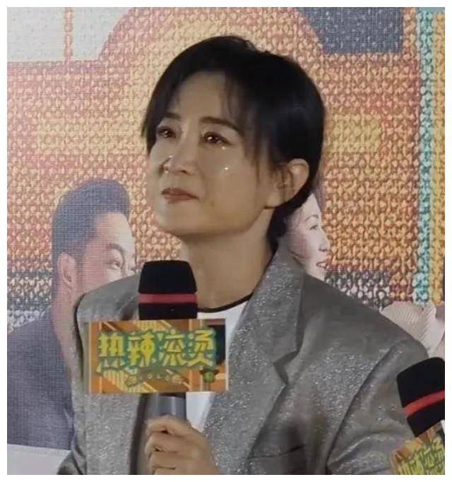 贾玲泣不成声,《贾玲穿越之爆款魔力》票房狂飙!_电影