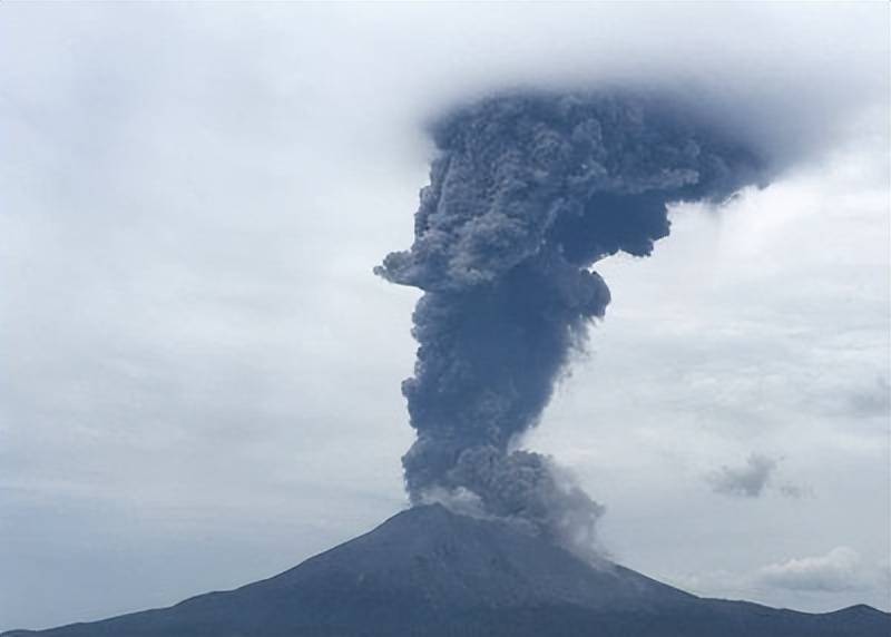 日本樱岛火山再次喷发,烟柱5000米,如同炼狱!会影响富士山吗?