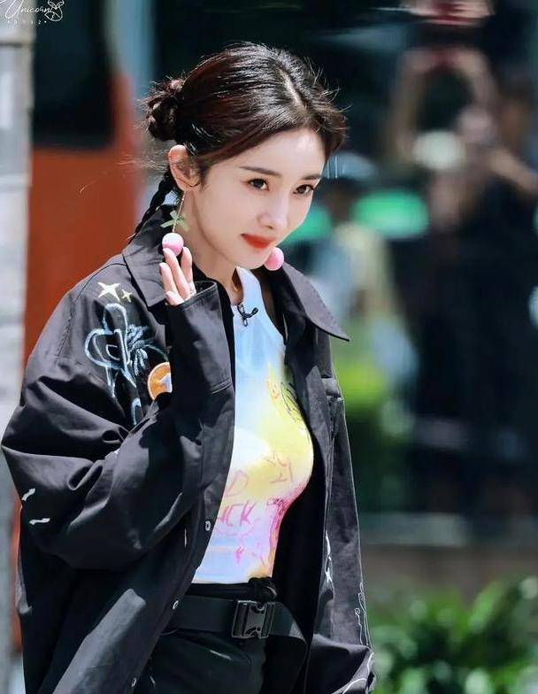 杨幂引领了一种春季穿搭:黑色印花夹克灰色裤子,休闲时髦洋气_时尚
