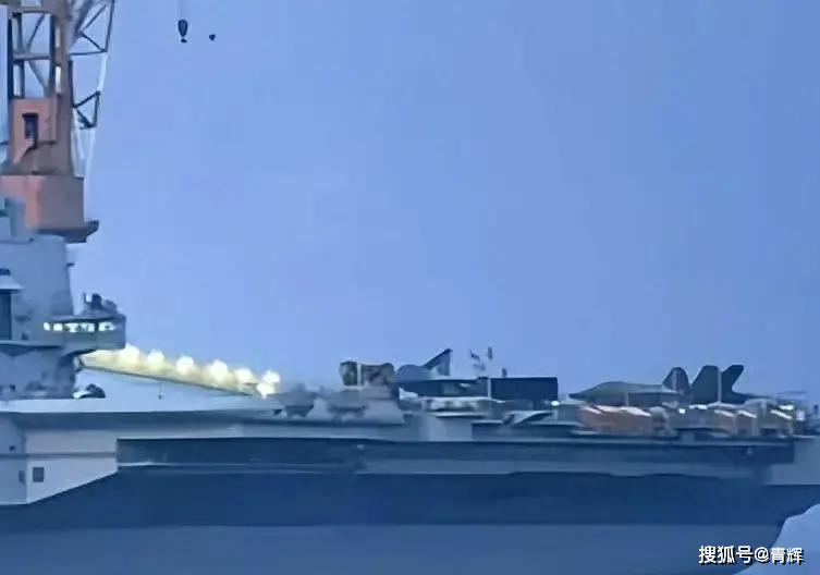 修了1年的辽宁号上出现中国五代机模型!_航空母舰_战机_起飞