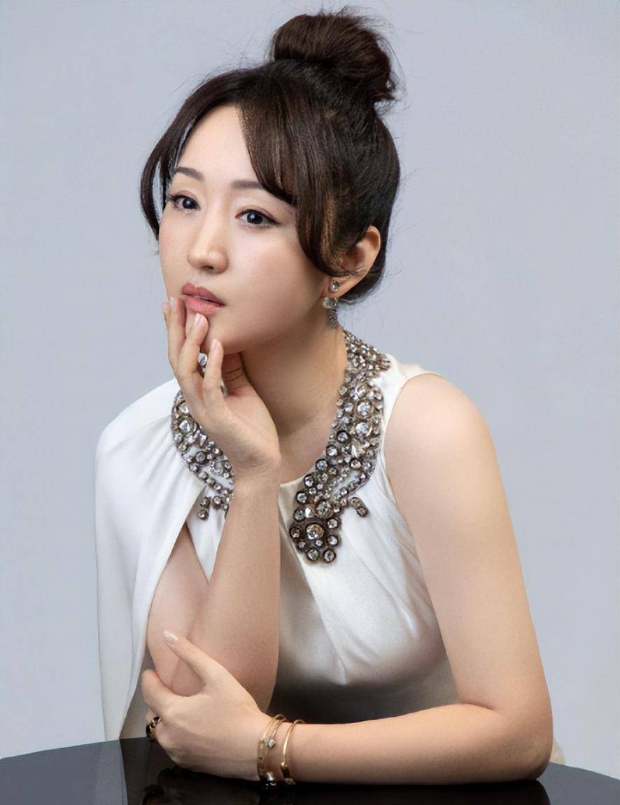 杨钰莹终究是老了,在美颜下看似年轻,但身材却暴露了真是年龄!