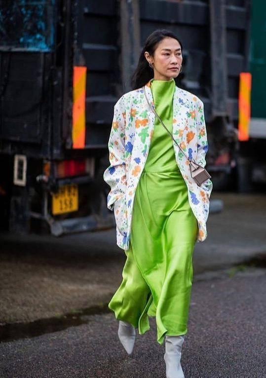 今年春天流行的三种绿色穿搭方式,时髦又显白,谁穿谁好看_时尚_长裤