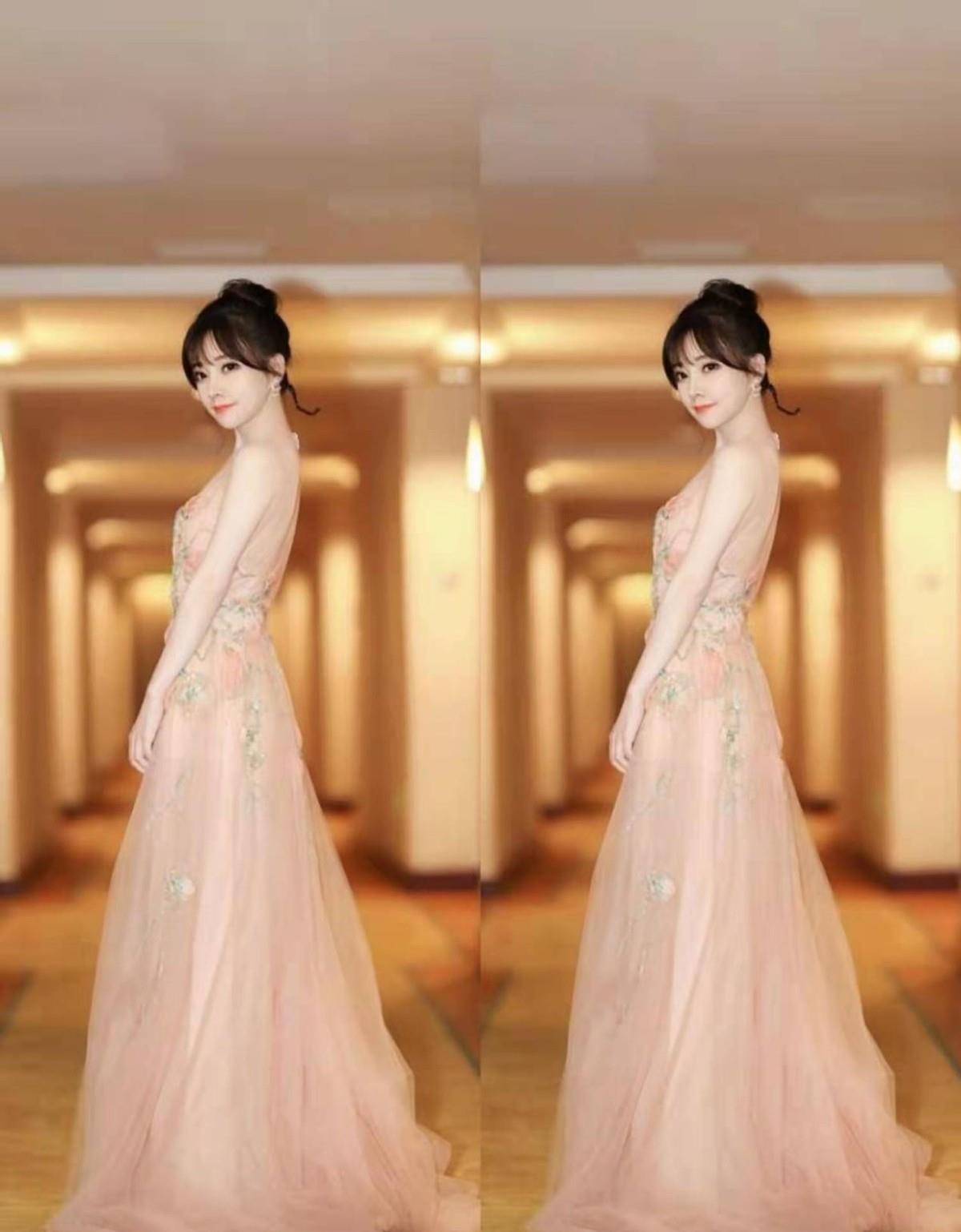 冯提莫虽然个子不高,但身材还挺好的,一袭轻纱礼服灵动又清纯_造型