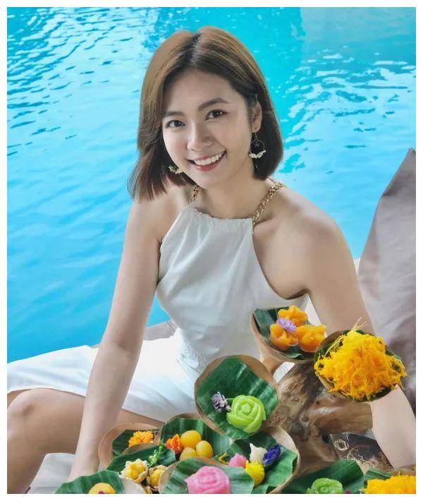 钟嘉欣与视佘诗曼非圈内人,24岁tvb小花视之为学习对象.