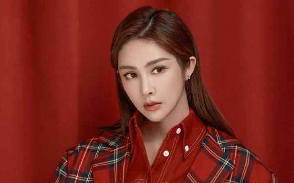 身高1米70的林籽,长得就像是混血儿,是个很有潜力