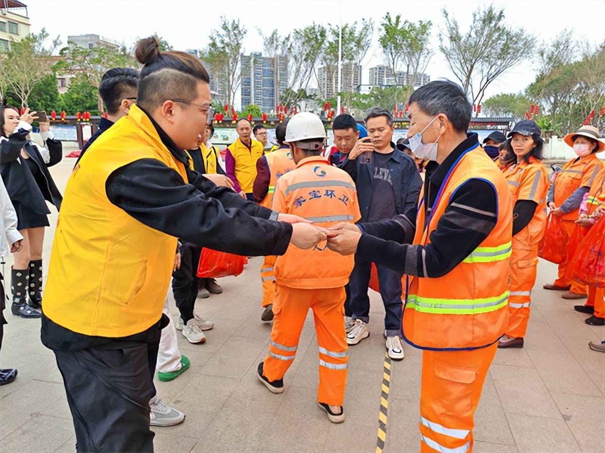 环卫工河南人杨叔,因为上次寒冬送大衣时,艾安琪董事长谭伟光跟他相约