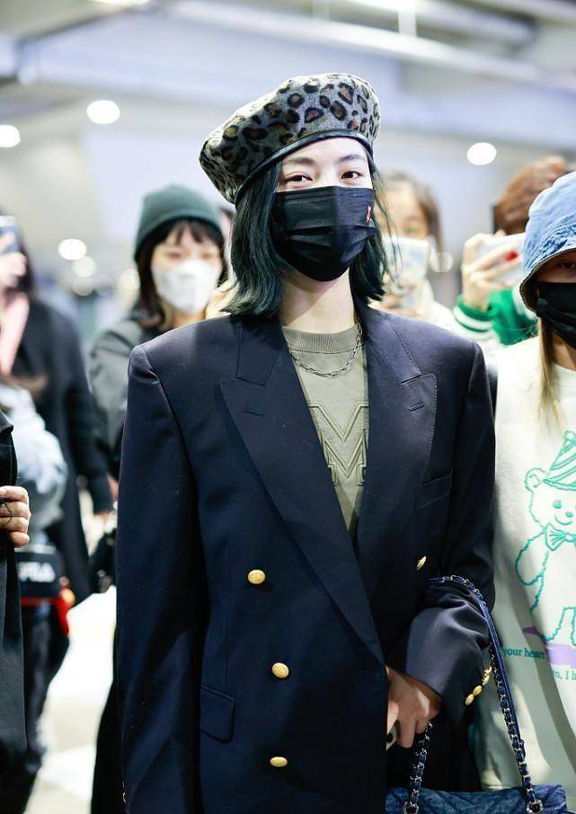 snh48许佳琪挺懂穿搭的,红色贝雷帽配复古大衣裙,好减龄啊_造型_气质