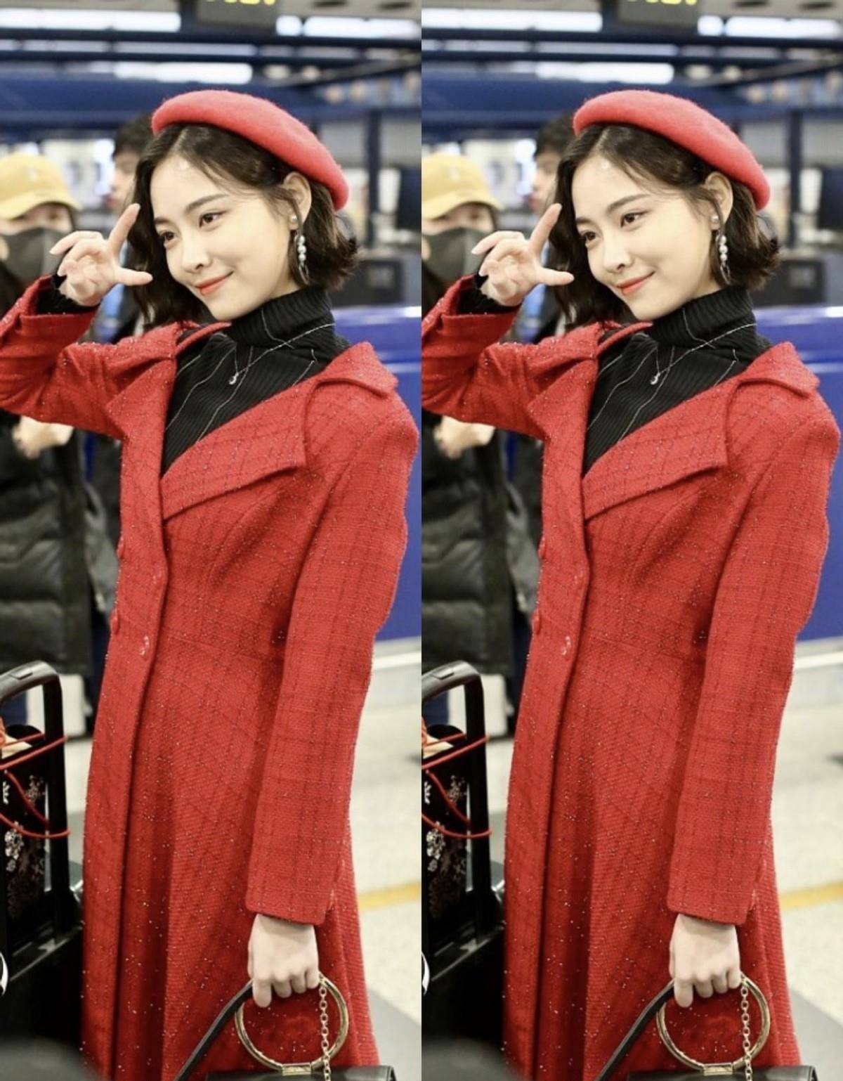 snh48许佳琪挺懂穿搭的,红色贝雷帽配复古大衣裙,好减龄啊_造型_气质